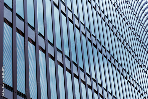 Glasfenster eines großen geschäftsgebäudes, blau wolken Spiegelung