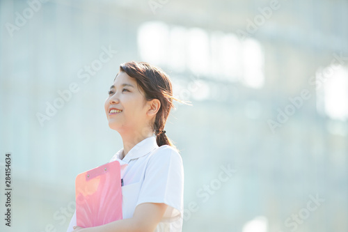 白衣の女性 Free Download 白衣の女性 - GFXLoad