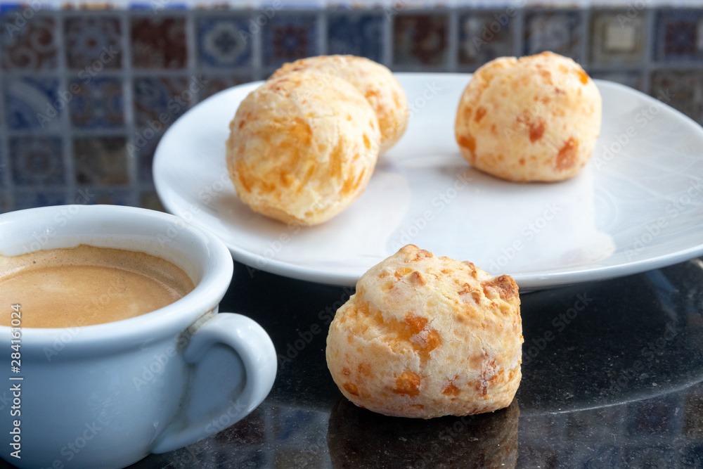 Café da manhã com pão de queijo