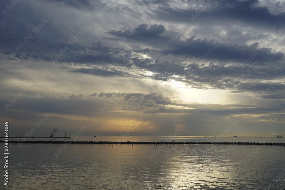 Obraz premium Seascape with a dramatic evening sky.