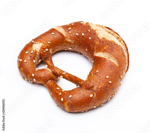 Vollkorngebäck Brezel isoliert auf weißem Hintergrund