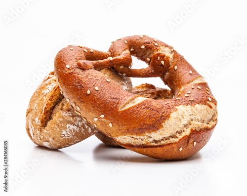 Vollkorngebäck Brezel isoliert auf weißem Hintergrund