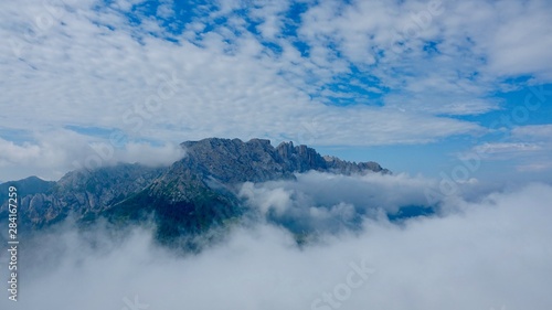 Latemar Gebirgskette erwacht aus den Wolken