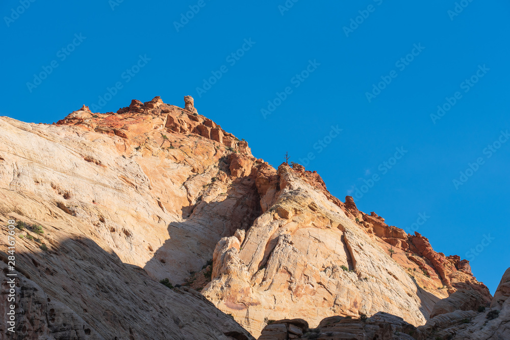 Fototapeta premium Capitol Reef National Park niski kąt krajobraz jałowy kolorowy kamienny klif