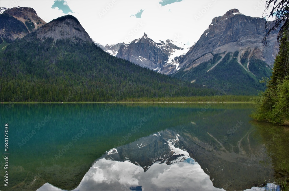 Naklejka premium Lovely Emerald Lake in Yoho National Park, BC, Canada
