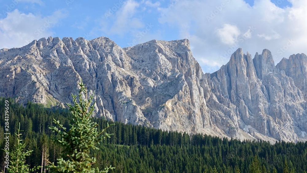Blick zur Latemar Gebirgskette in den Dolomiten, Südtirol