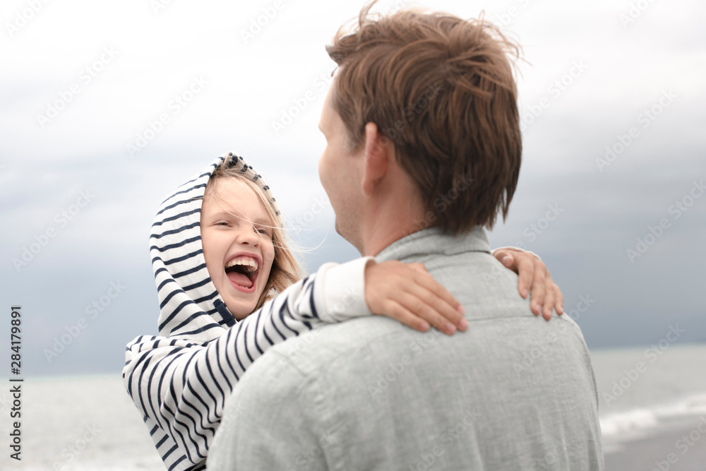 © Westend61 - Happy girl with her father at the sea © Westend61 - Happy girl with her father at the sea