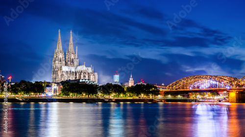 Skyline von Köln mit Kölner Dom und Rhein bei Nacht photo