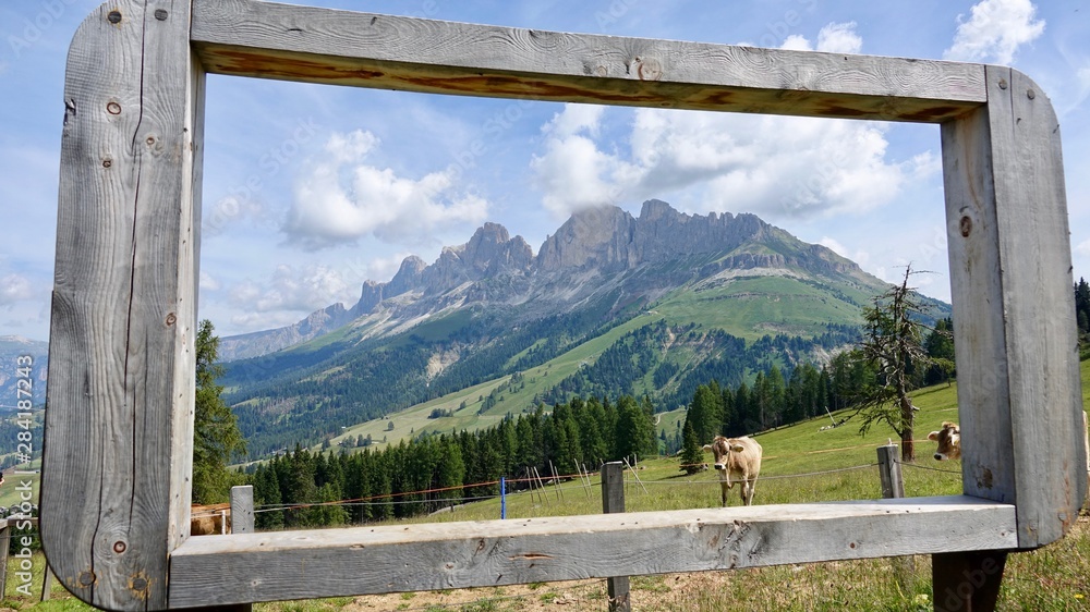 Wandern im Rosengarten Gebirge in den Dolomiten Wandern im Rosengarten Gebirge in den Dolomiten