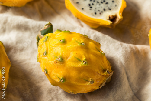 Foto Raw Organic Yellow Dragonfruit