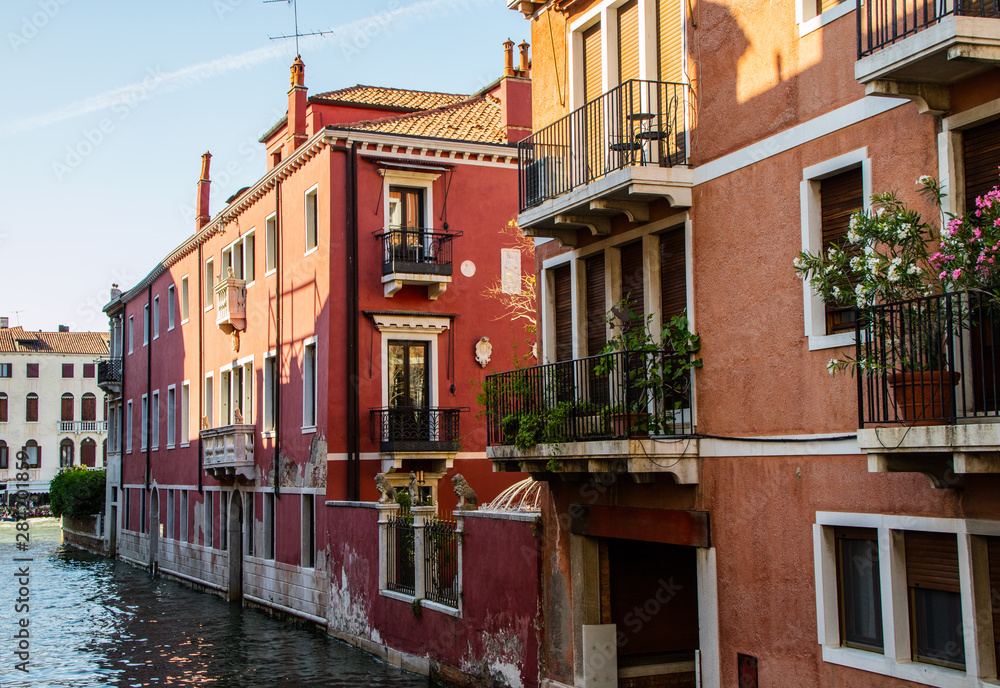 Fototapeta Venezada Italia uma cidade unica com seus canais que são usados como ruas e avenidas com um frenetico vai e vem de embarcações. Uma das cidades mais bonitas da Italia