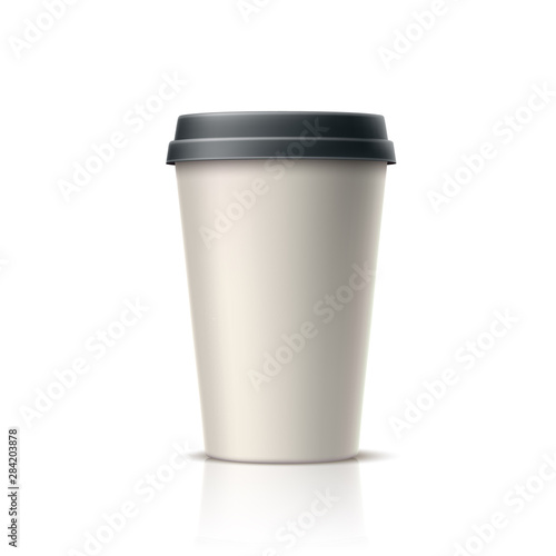 Realistic coffee, tea disposable cup. Vector takeaway caffeine drink container. 3d espresso, hot beverage in paper container. Coffee in cardboard cup mockup. Morning refreshing drink © belokrylowa