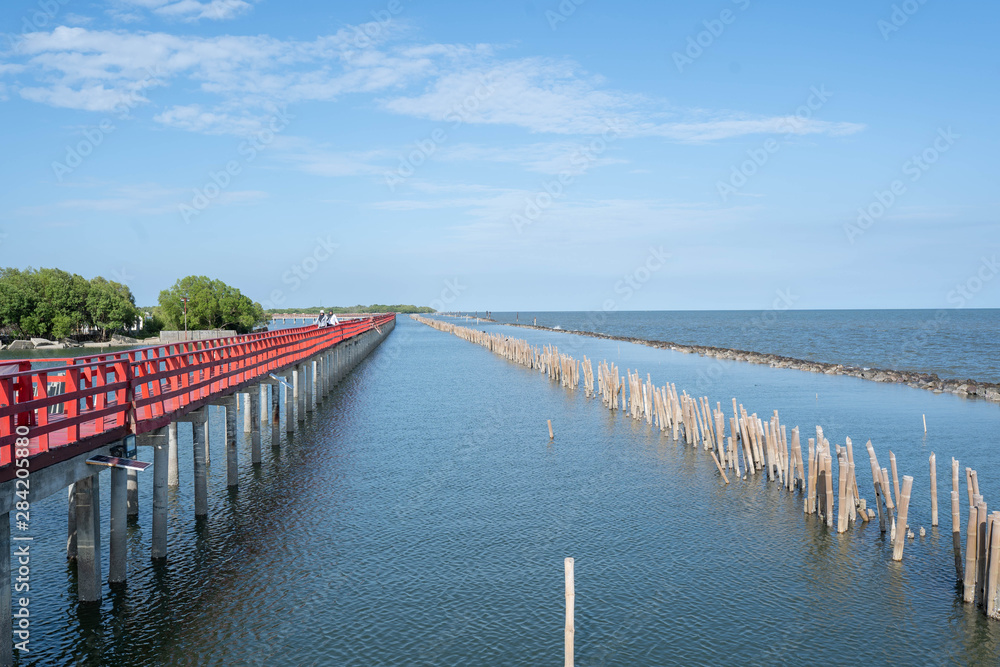 Fototapeta premium red bridge along the seaside in Thailand