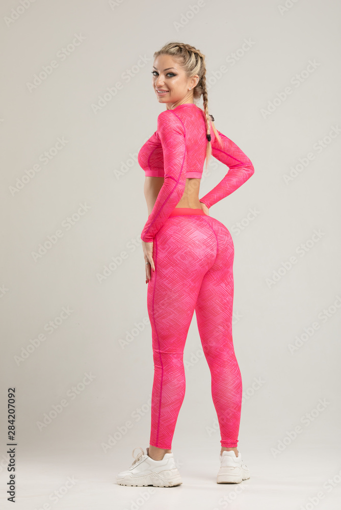 Padre hardware salón Closeup of fitness woman with fit cheeks, tight hips and firm buttocks in  workout leggins. Perfect