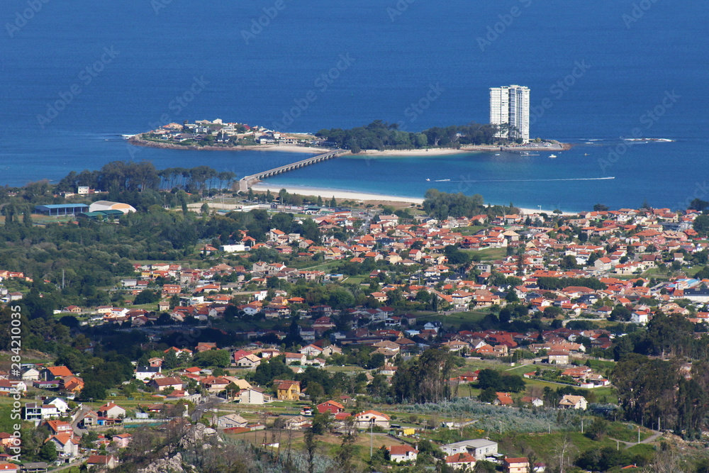 panorama de la costa de Vigo, Canido con la isla de Torallla unida por el puente