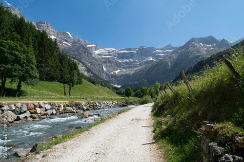 Camino junto a rio del deshielo en circo Gabarnie