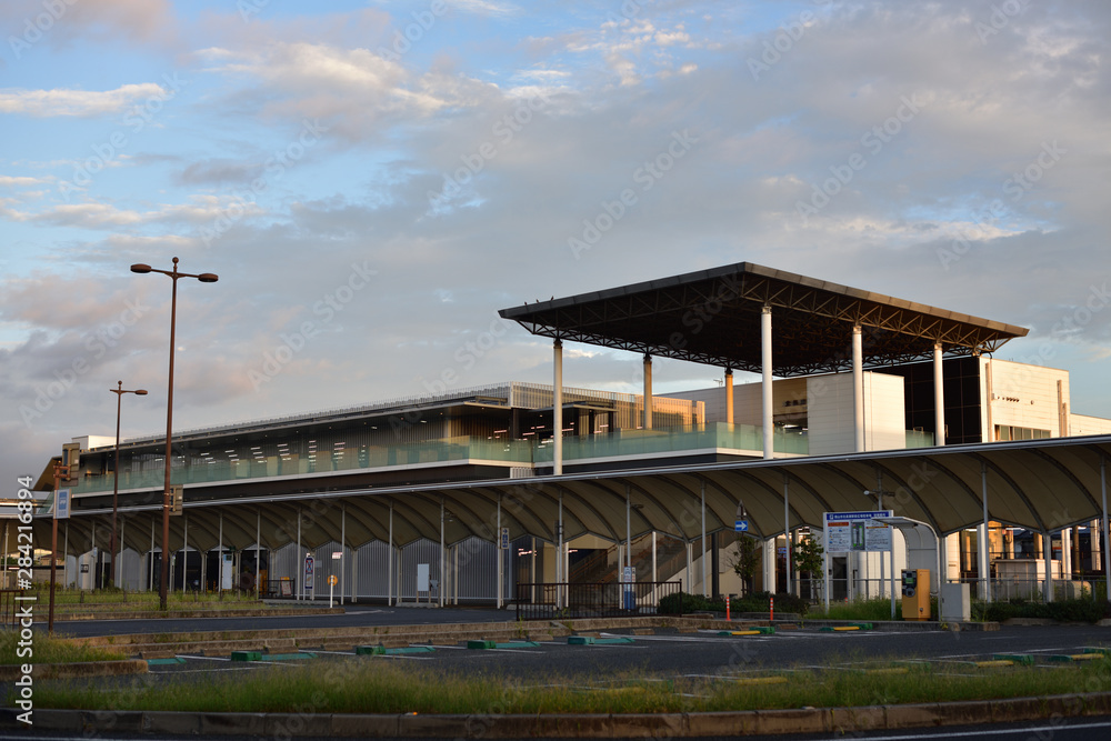 Obraz premium 日本の岡山の早朝の駅