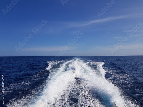 speed boat waves in open waters © Johan