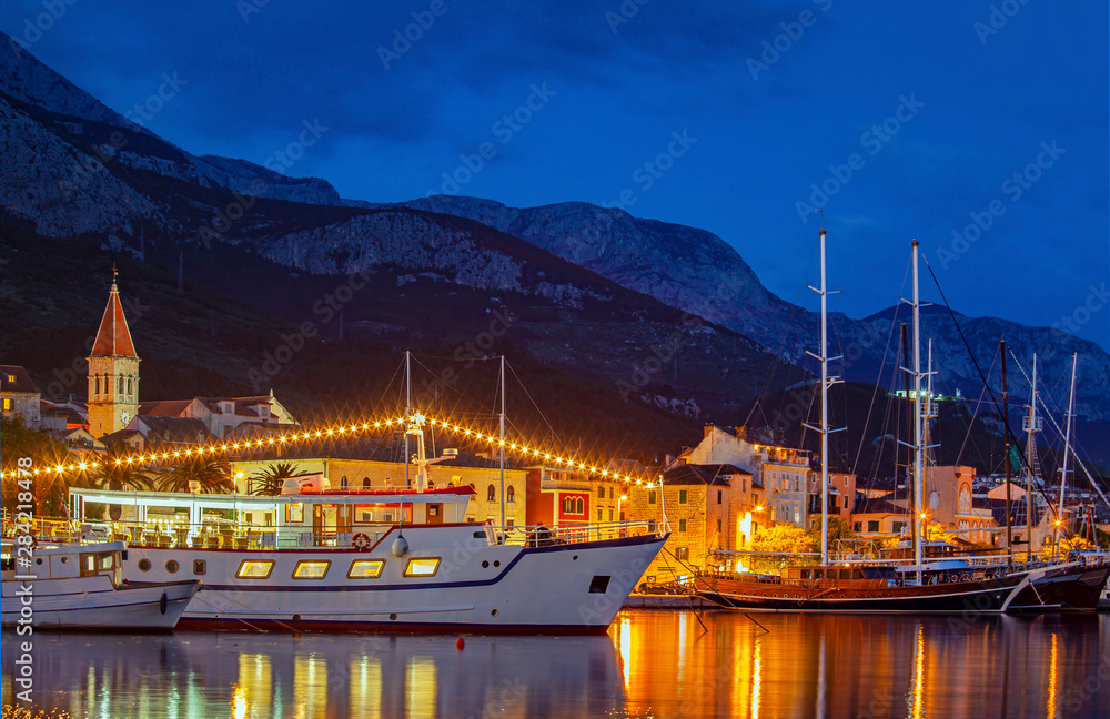 Φωτογραφία View of the resort town of Makarska on a summer night, in Makarska Riviera, Croa