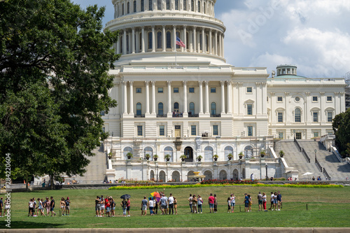 Φωτογραφία Tour groups gather on the front lawn of the US Capitol Building