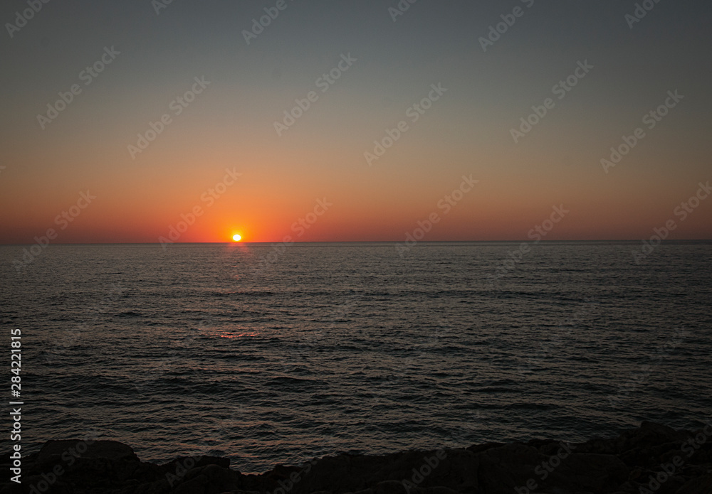 Obraz premium Puesta de sol en la costa portuguesa del océano Atlántico
