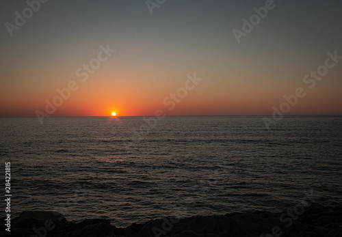 Puesta de sol en la costa portuguesa del oc  ano Atl  ntico