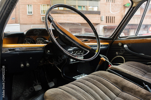 Interior de coche clasico de los 60