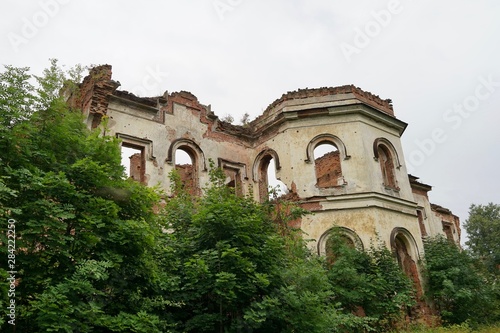 Blick auf die Fassade des verlassenen Herrenhauses in Gostilitsy in der Oblast Leningrad bei Sankt Petersburg photo