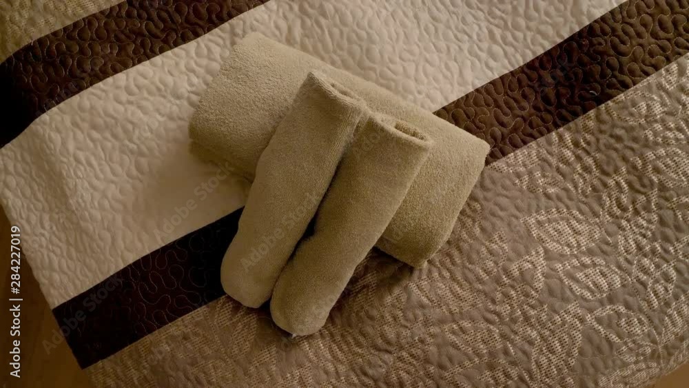 23751_Top_view_of_the_thre_towels_on_top_of_the_bed.mov 23751_Top_view_of_the_thre_towels_on_top_of_the_bed.mov