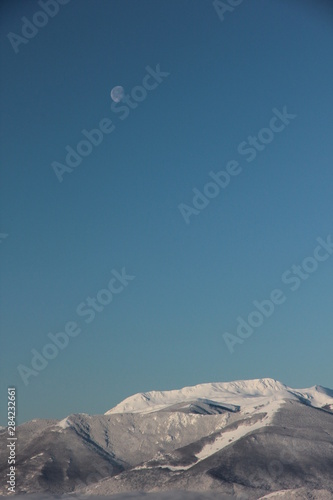 La luna e la montagna