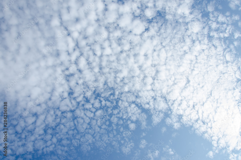 Obraz premium Beautiful cumulus clouds on a blue sky on a sunny day.