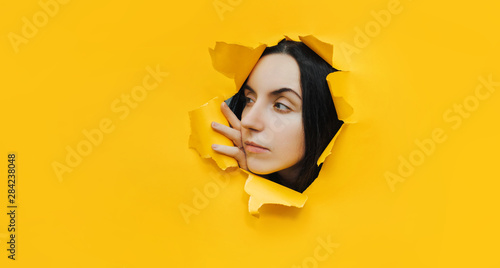 Foto A curious female look