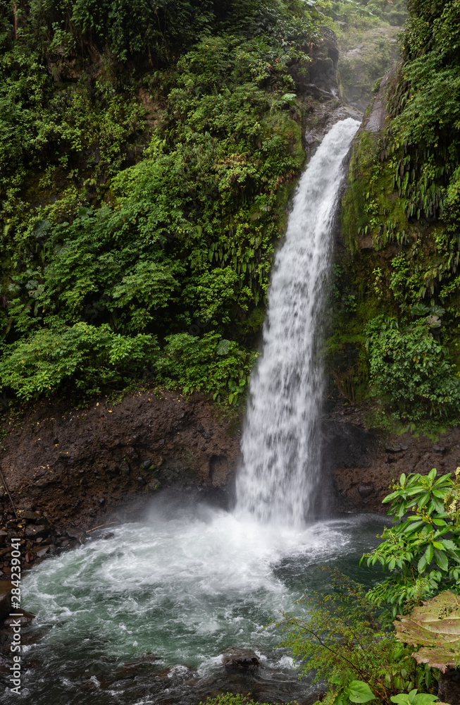 Obraz premium Waterfall in Costa Rica