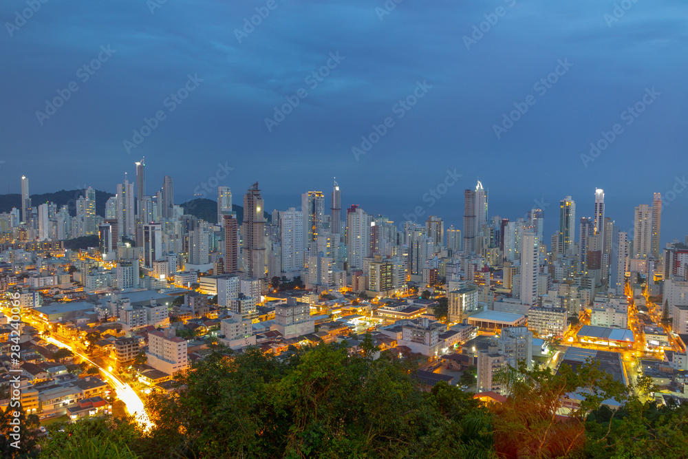 Obraz premium lights of the city of balneario camboriu in santa catarina
