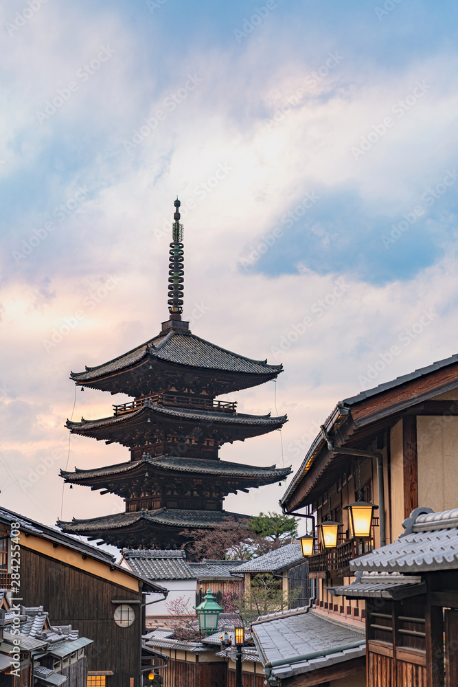 Naklejka premium 古都京都 八坂の塔と東山の夕景