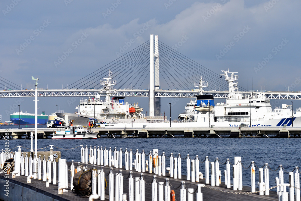 横浜港ぷかりさん橋とベイブリッジ
