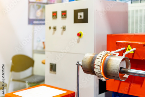 Fotografía High volt electric induction heating machine to heat metal pipe or tube in manuf