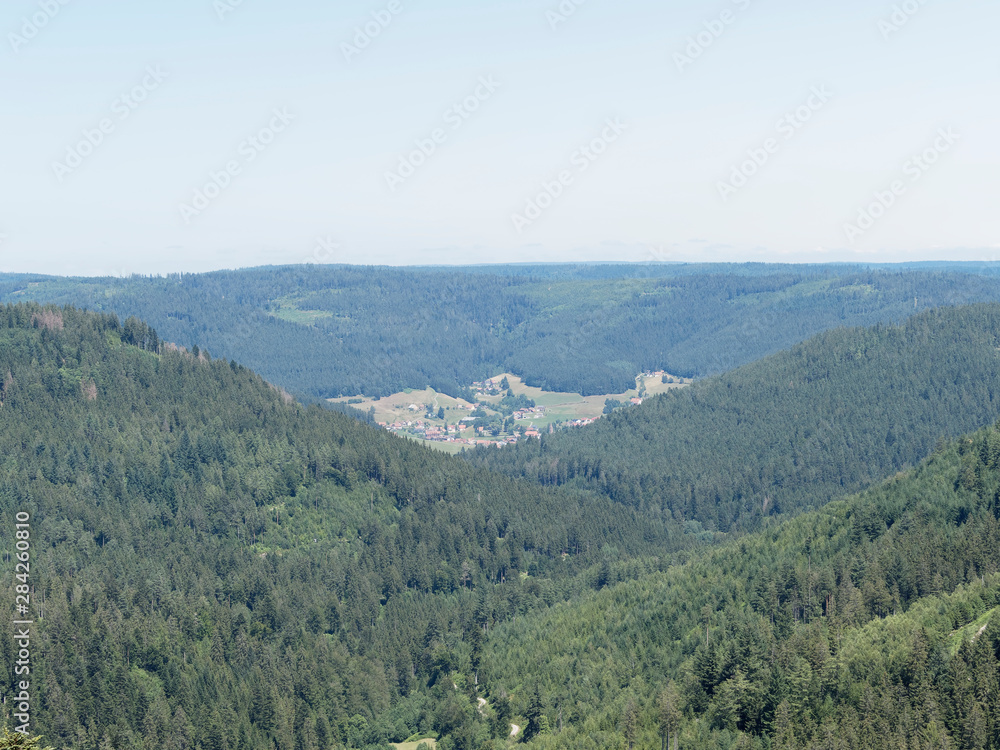 Schwarzwaldlandschaft. Blick von der plattform in Kniebis, Richtung Baiersbronn-Mitteltal und Allmand