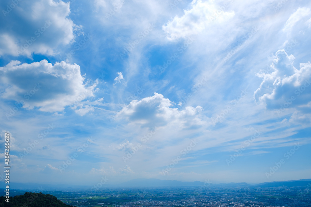Obraz premium 【写真素材】 青空 空 雲 夏の空 背景 背景素材 8月 コピースペース