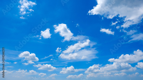【写真素材】 青空 空 雲 夏の空 背景 背景素材 8月 コピースペース © Rummy & Rummy