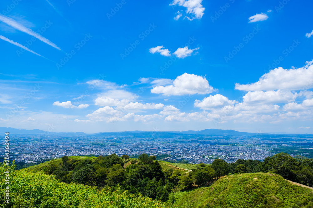 【写真素材】夏の若草山から見た奈良の街　 青空　空　雲　夏の空　背景　背景素材　8月　コピースペース　