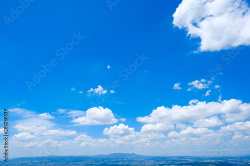【写真素材】 青空 空 雲 夏の空 奈良 市街地 若草山 背景 背景素材 8月 コピースペース 