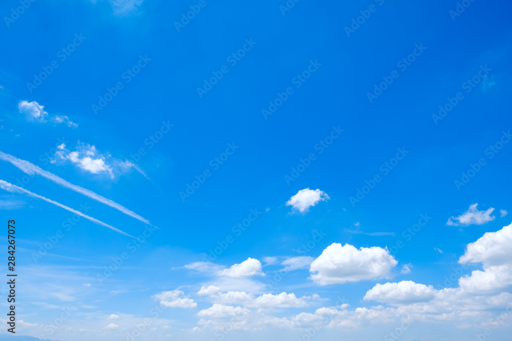 【写真素材】 青空　空　雲　夏の空　背景　背景素材　8月　コピースペース