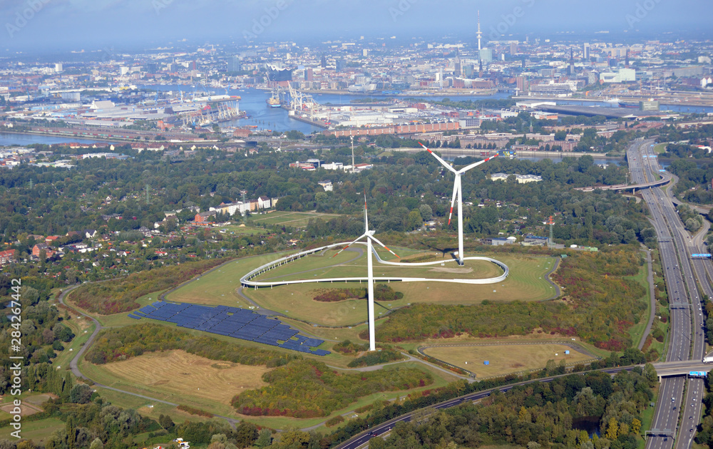 Energieberg Georgswerder mit Hoehenweg und Windkraft