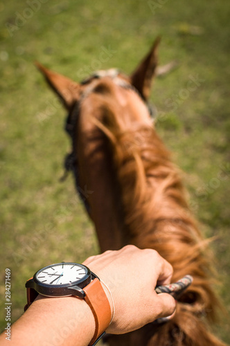 Foto man riding a horse across the field