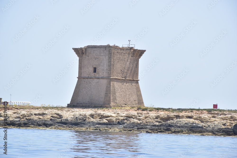  Torre Mulinazzo, è una torre di difesa costiera che faceva parte del sistema di Torri costiere della Sicilia, e si erge nella località di Punta del Mulinazzo che si trova all'interno dell'Aeroporto 