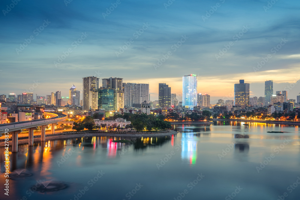 Naklejka premium Widok na panoramę Hanoi nad jeziorem Hoang Cau. Pejzaż Hanoi w okresie zachodu słońca