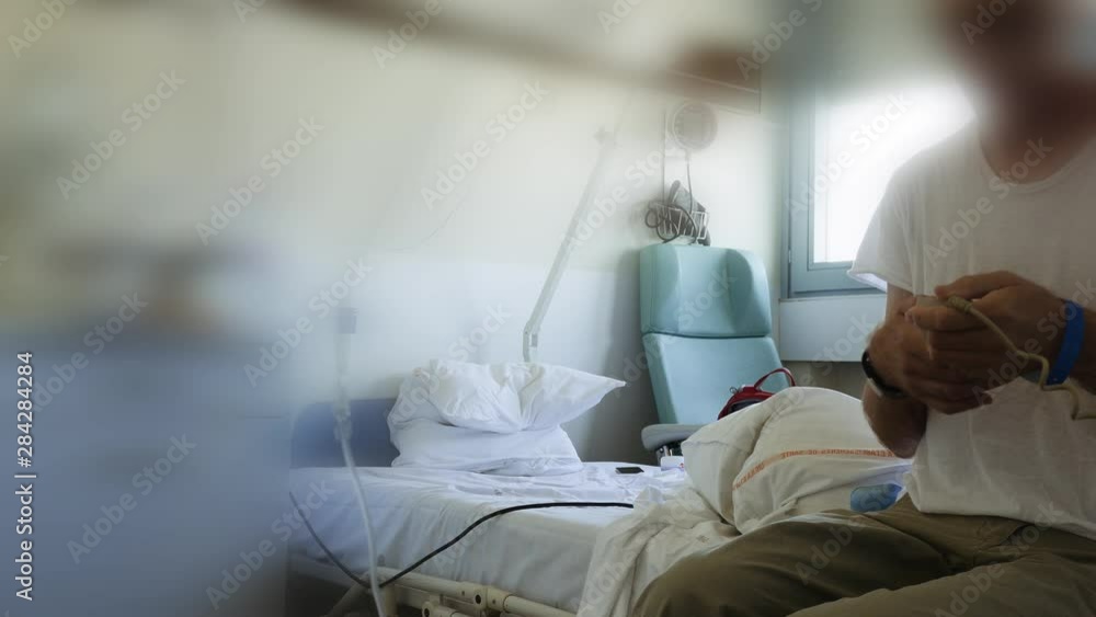 Stockvideo Cancer patient in modern hospital room operating electric