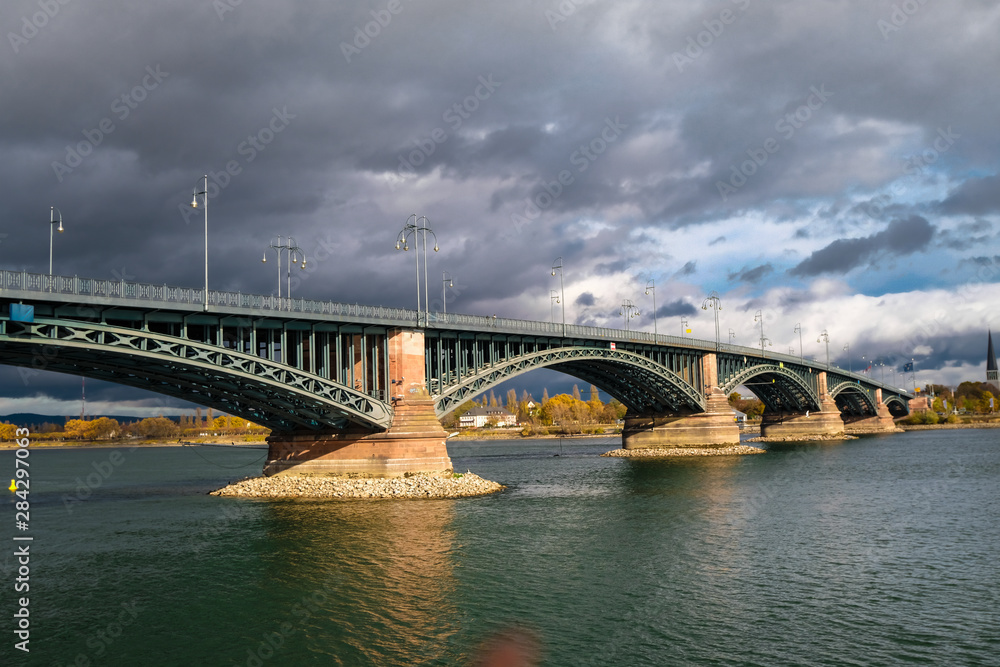 Obraz premium Theodor-Heuss-Brücke