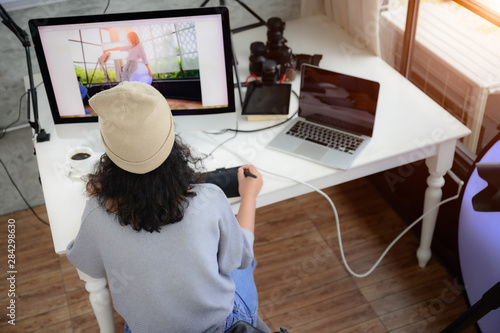 Foto woman freelance photographer and blogger working individual at own office studio
